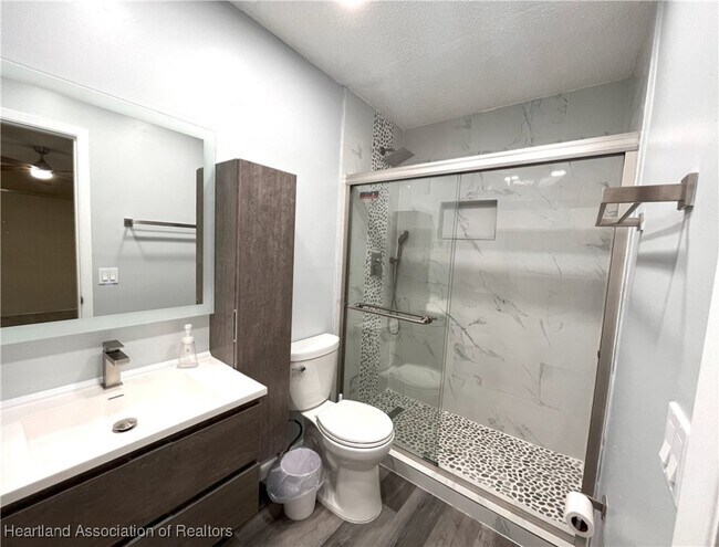 Building Photo - 3915 Edgewater Dr