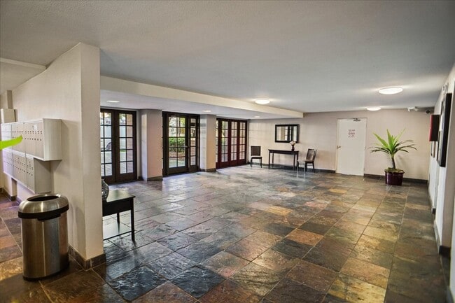 Building Photo - 1339 N Columbus Ave