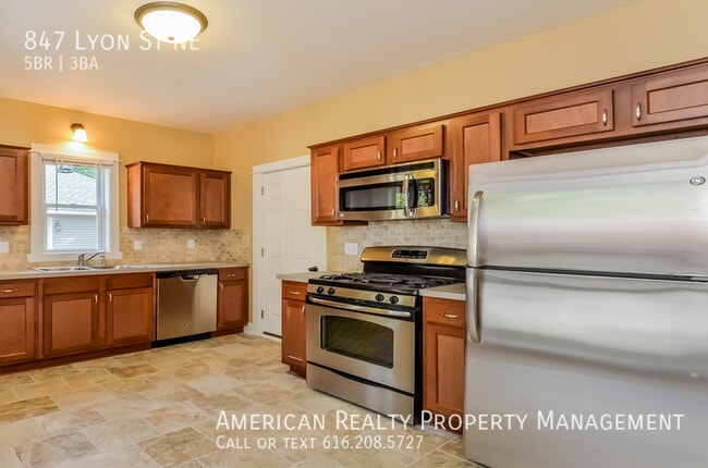 Building Photo - 847 Lyon St NE