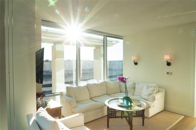 Building Photo - 300 Bowie St