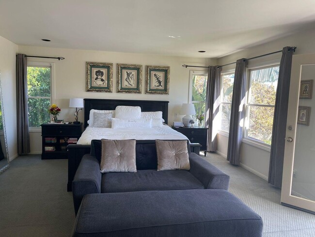 Building Photo - Spacious 5 bedroom home in Coronado's Village