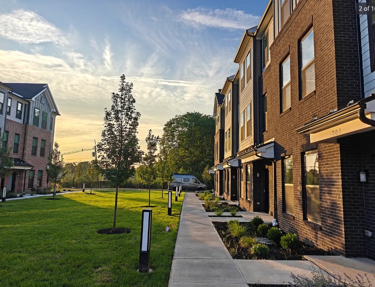 Building Photo - 806 Sadie Cir