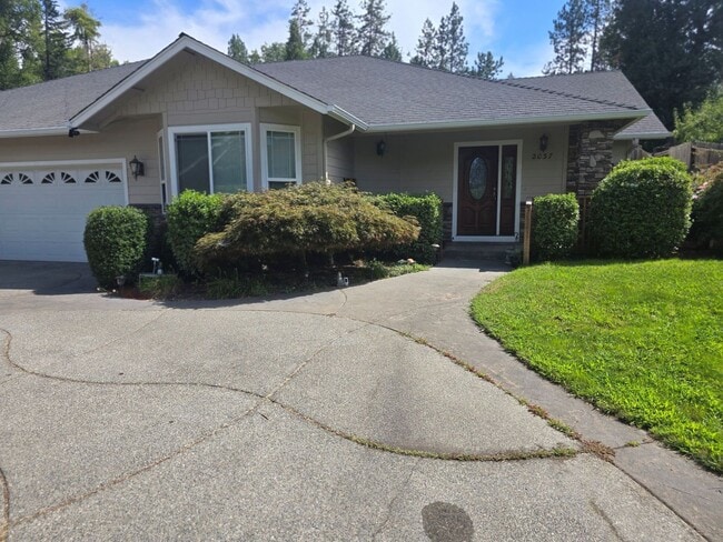Building Photo - 3 bed 2 bath  Home for Rent in Grants Pass