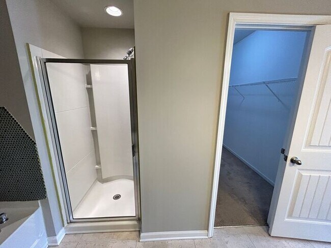 Building Photo - Spacious 5-Bedroom Home with Modern Amenit...