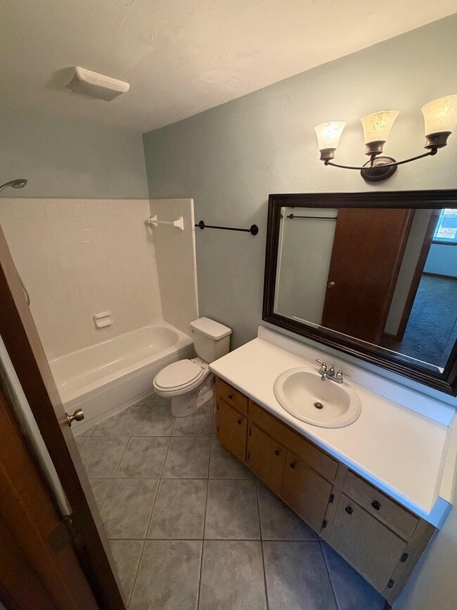 Building Photo - 3207 Shamrock St E