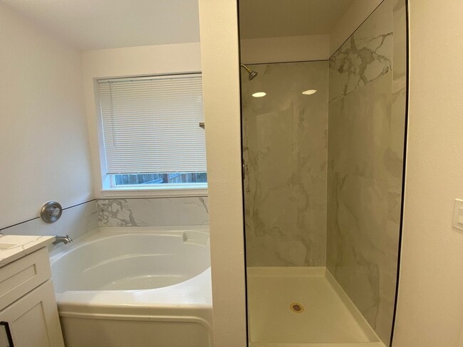 Building Photo - Stylish 4 Bedroom, 2 Bathroom Home with Gr...