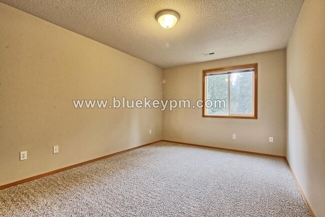 Building Photo - 3 bed 2.5 Bath Townhome in Evergreen Neigh...