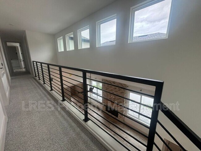 Building Photo - 722 Ellwood Ave