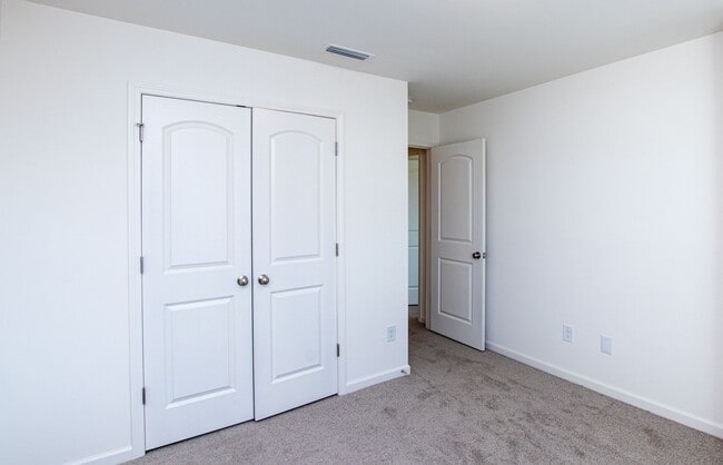 Building Photo - BEAUTIFUL 3BD/2.5BTH Townhome in Belmont a...