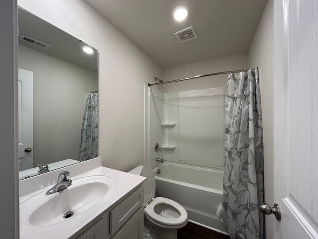 Building Photo - Newly Built Beautiful one-level 3 bedroom ...