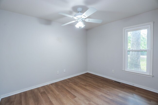 Building Photo - -- Available Now!  Spacious 4 Bed 2 Bath C...