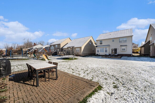 Building Photo - 27106 Ladbroke St