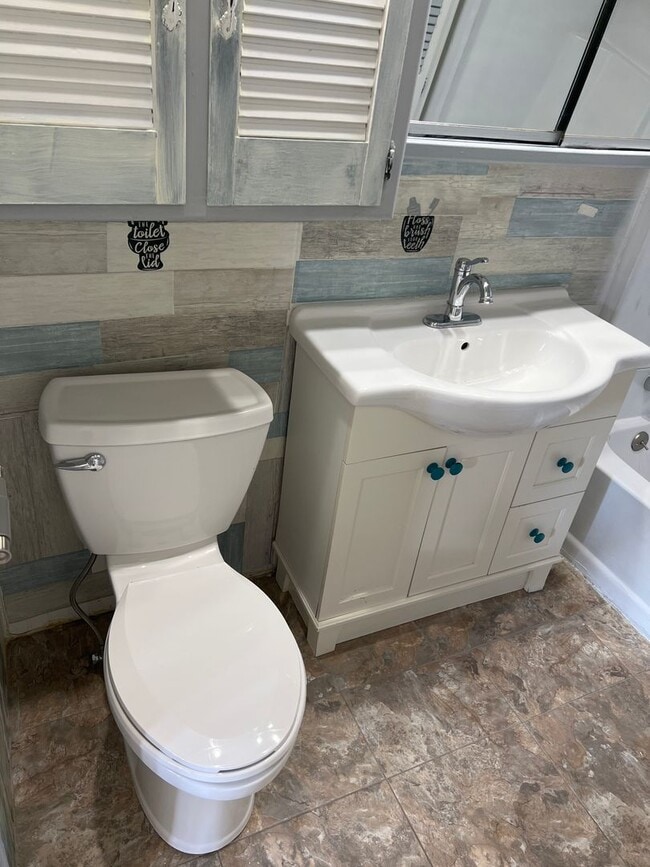 Building Photo - 136 N Dewey Ave