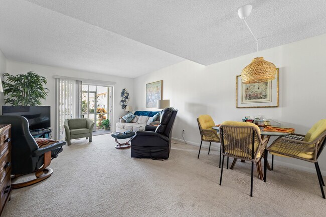 Building Photo - 18081 SE Country Club Dr