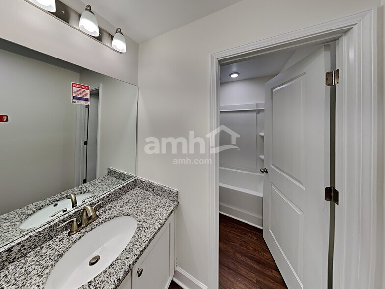 Building Photo - 4261 Longfellow Dr