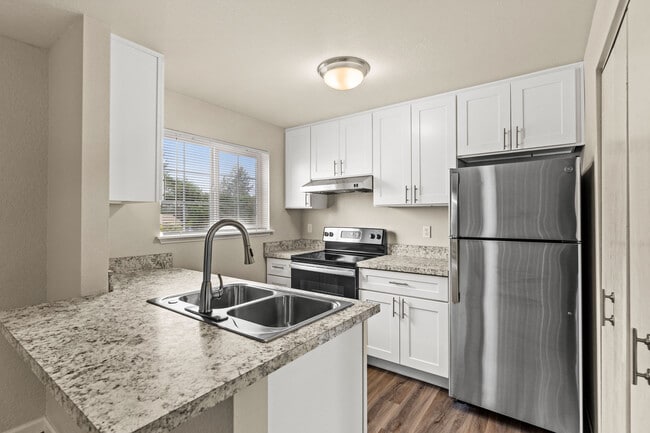 2 Bedroom 2 Bath w/Vaulted Ceilings - Monte Vista Apartments