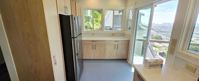 Building Photo - Large 3-Bedroom & 2-Bath Home