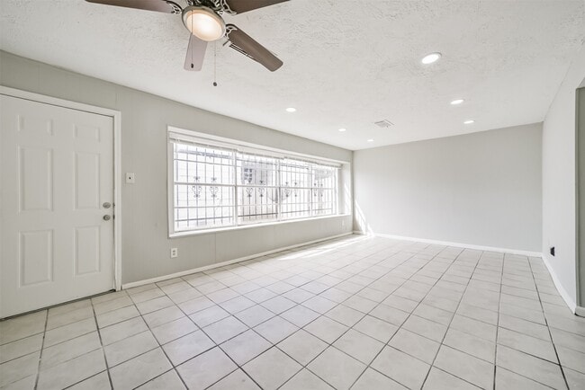 Building Photo - 7059 Chasewood Dr