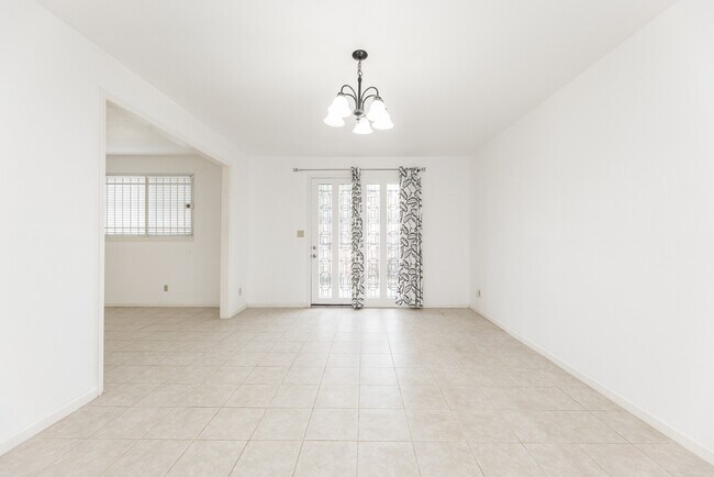 Building Photo - 7547 Brompton St