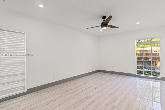 Building Photo - 7913 NW 72nd Ave