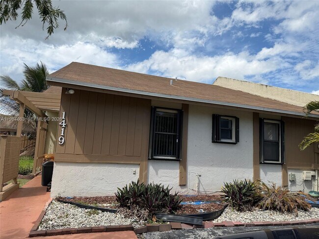 Building Photo - 1419 Yellowthroat St