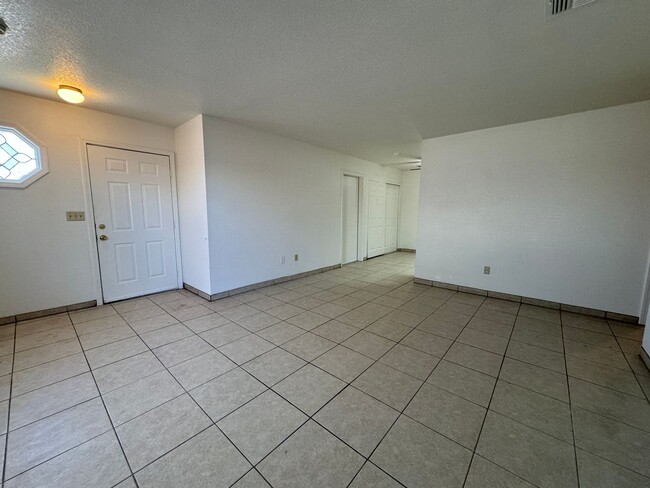 Building Photo - 3BR Duplex with gated yard and Garage