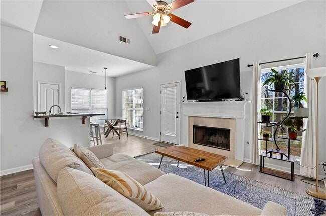 Building Photo - 293 Jordan St SE