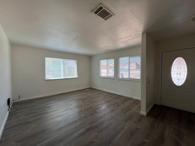 Building Photo - Beautiful 4 Bedroom 2 Bathroom Home