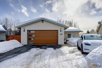Building Photo - Fully Furnished Three Bedroom Executive Re...
