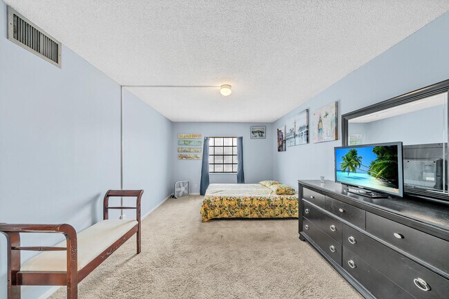 Building Photo - 130 Cypress Club Dr