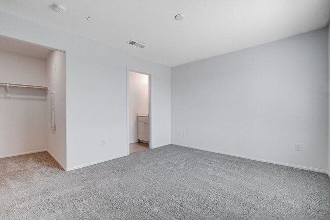 Building Photo - BRAND NEW TOWNHOME OFF 215 AND RUSSELL * N...