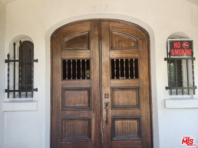Building Photo - 517 Serrano Ave
