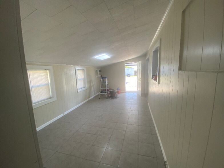 Building Photo - 414 Fieldcrest Dr