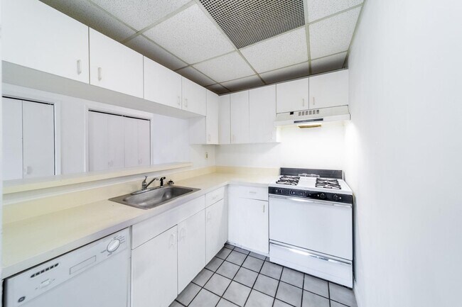 Building Photo - 227 Christopher Columbus Dr