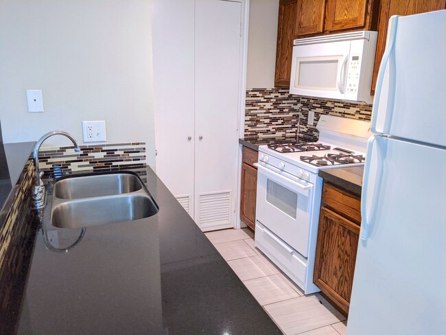 Building Photo - IMMEDIATE MOVE IN!!!  AMAZING 4 BED/3.5 BA...