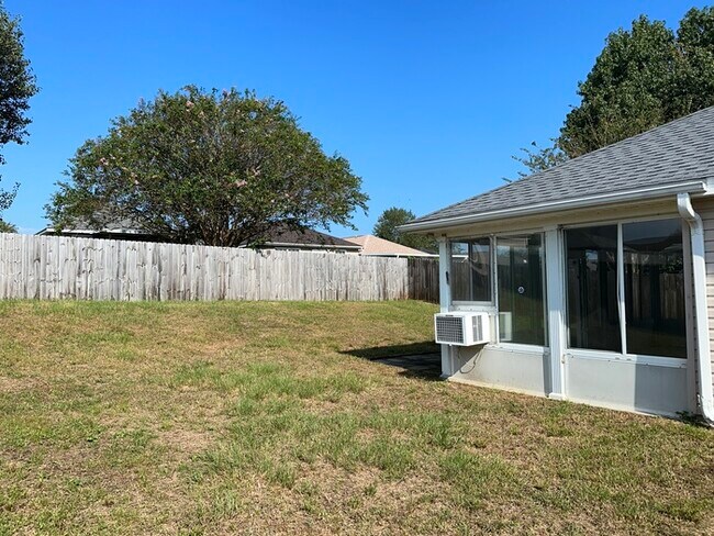 Building Photo - Cute 2/2 with garage and a nice size Flori...