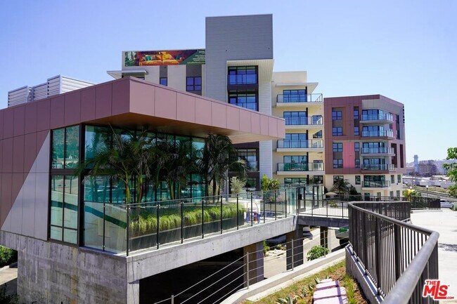 Primary Photo - 800 N Front St