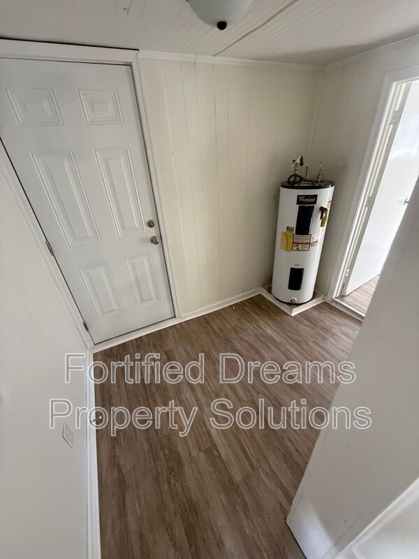 Building Photo - 636 McCreary St