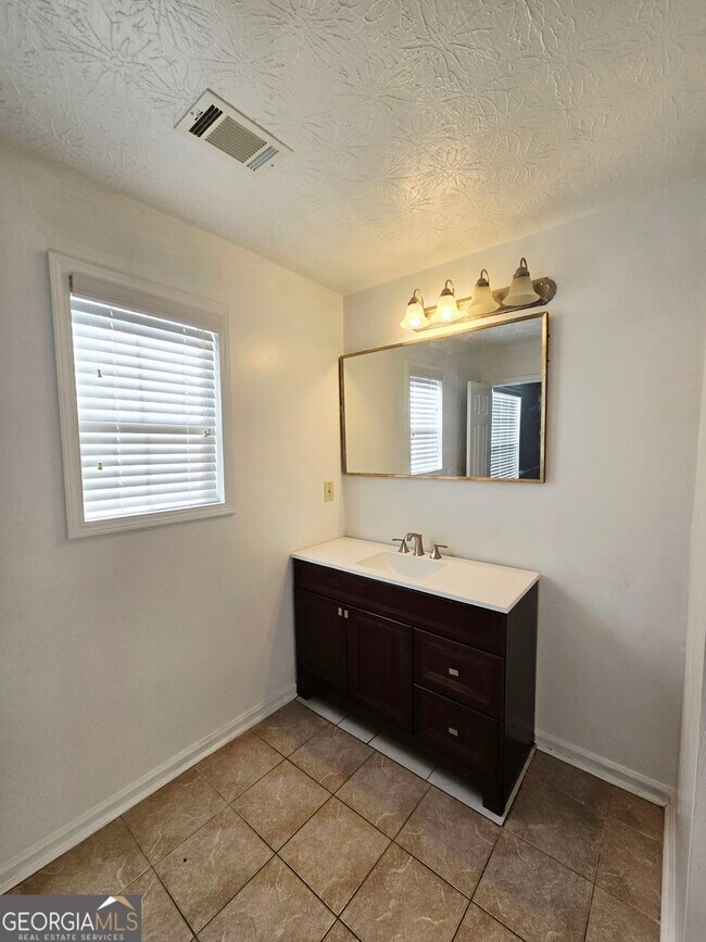 Building Photo - 1703 Windy Ridge Ct SE