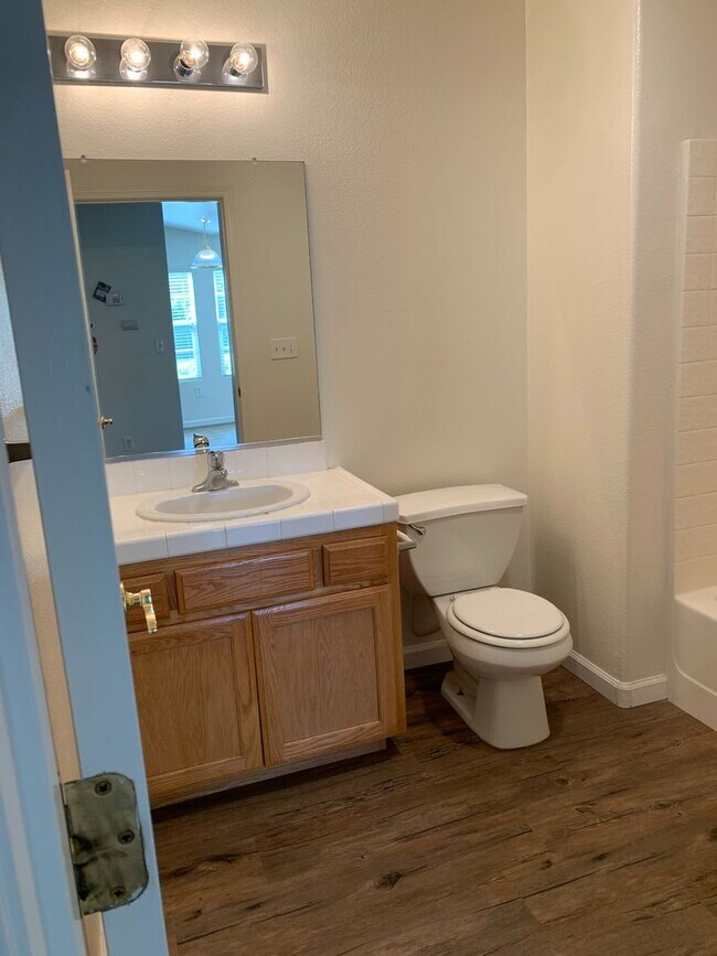 Building Photo - 1905