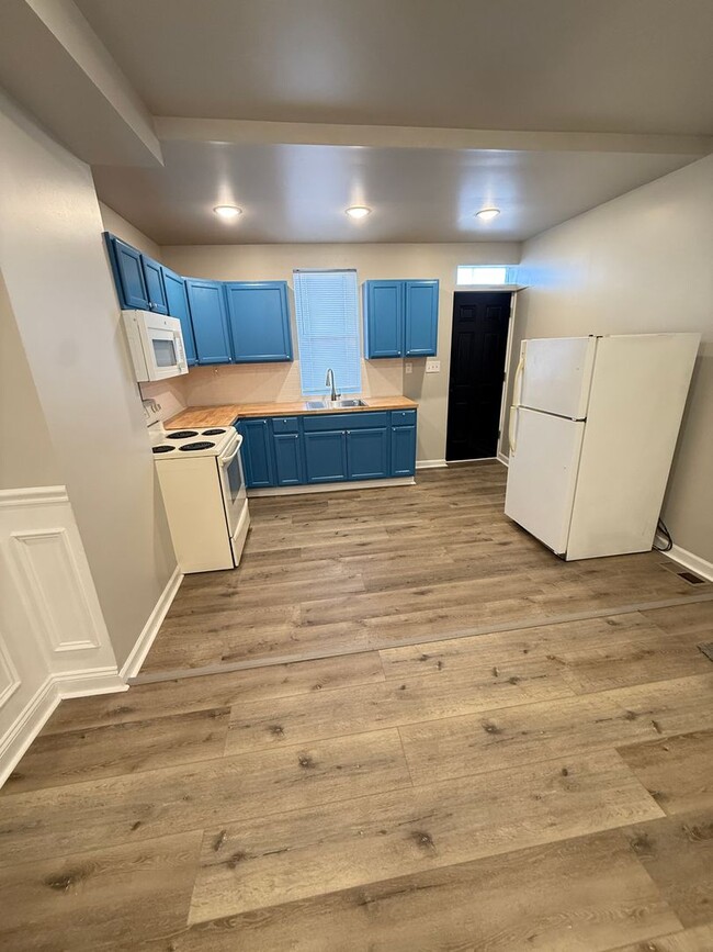 Building Photo - Stunning 3BR / 2BA Rowhome Blending Historic Charm & Modern Living