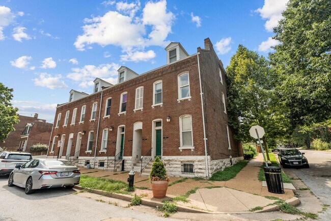 Building Photo - Fully Renovated 2BR in Historic Soulard | In-Unit Laundry | Off-Street Parking