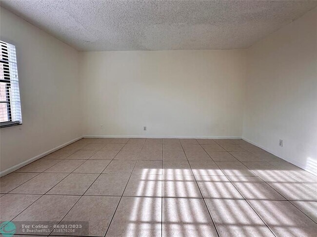 Building Photo - 4263 Oak Terrace Dr