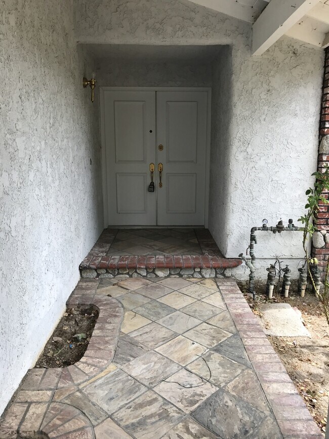 Building Photo - Beautiful 3 Bedroom 2 Bathroom West Hills Home! Great Location! Ready for Move-In!