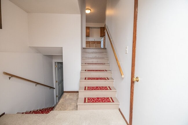 Building Photo - 2 bed 1 bath Duplex with basement in Portage
