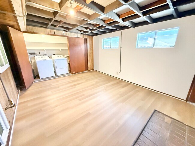 Building Photo - 4661 Larwin Ave