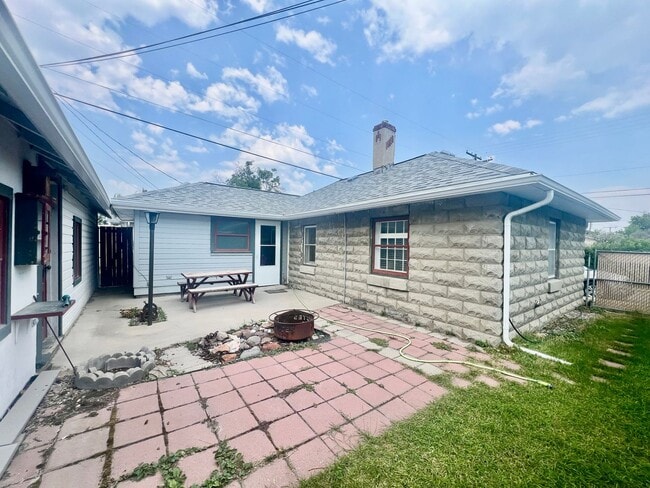 Building Photo - Pet Friendly 2 Bed 1 Bath House With Fence...