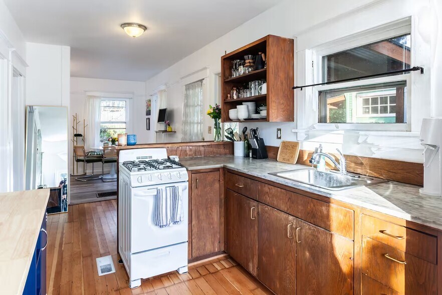 Building Photo - 1322 NE Skidmore St