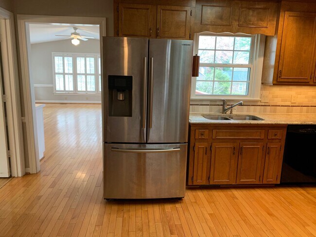 Building Photo - Spacious 4 Bed | 3 Bath Split Level Home i...