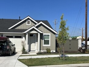 Building Photo - 2 Bedroom Duplex – Luderman Crossing - Bend - PENDING APPLICATION